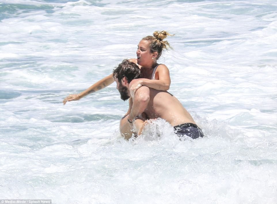 Miley Cyrus và Liam Hemsworth rủ nhau khoe body, nô đùa cực hạnh phúc trên bãi biển - Ảnh 7.
