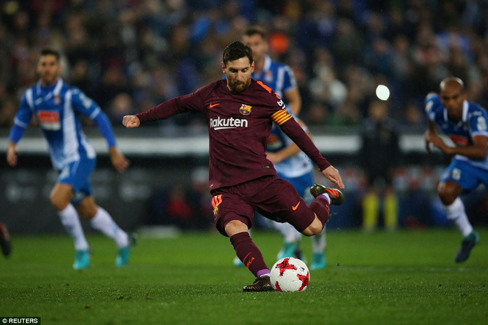 Messi đá hỏng penalty, Barca thua derby xứ Catalan