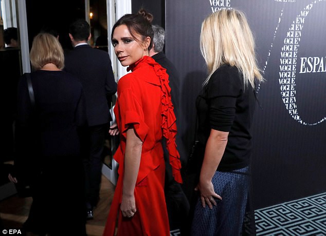 Đã hớ hênh nhũ hoa, Victoria Beckham còn không ngại khoe đôi chân mẩn đỏ vì muỗi cắn - Ảnh 6.