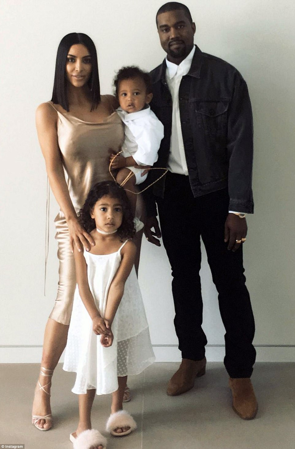 Mặc như không, Kim Kardashian lộ nhũ hoa và khoe vòng 3 khủng trên bãi biển - Ảnh 8.