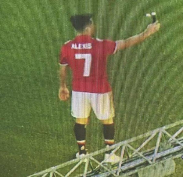 Lộ ảnh mặc áo số 7 huyền thoại, Sanchez sẵn sàng ra mắt Man Utd ngày mai - Ảnh 1.