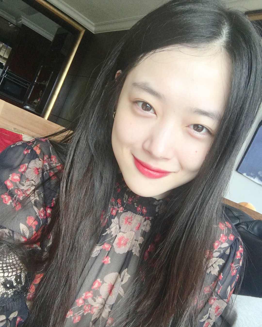 Người người chạy theo son nude, Sulli vẫn tuyệt đối trung thành với son hồng cánh sen sến rện và được khen hết lời - Ảnh 5. Người người chạy theo son nude, Sulli vẫn tuyệt đối trung thành với son hồng cánh sen sến rện và được khen hết lời - Ảnh 5.