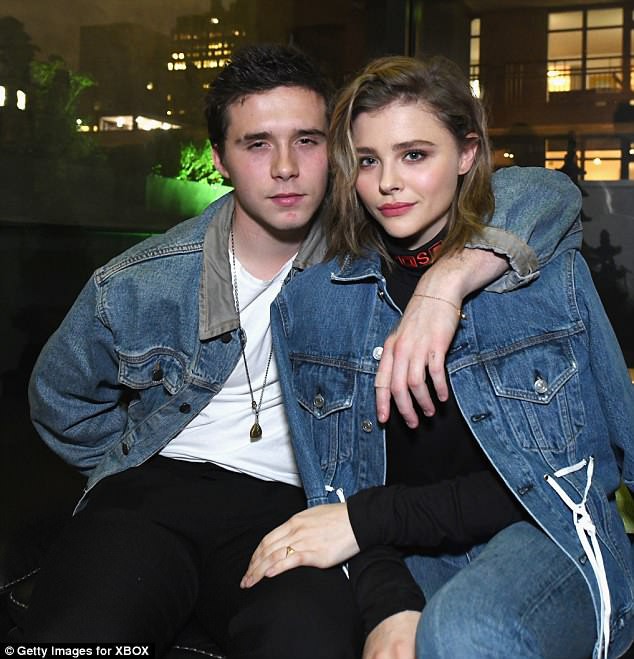 Brooklyn Beckham lại bị bắt gặp ôm người đẹp gợi cảm mới hậu chia tay Chloe Moretz - Ảnh 6.