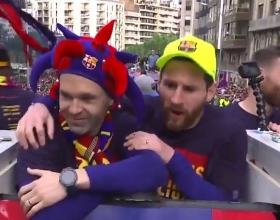 Hình ảnh cảm động giữa Messi và Iniesta trong lễ diễu hành mừng chức vô địch La Liga - Ảnh 4.