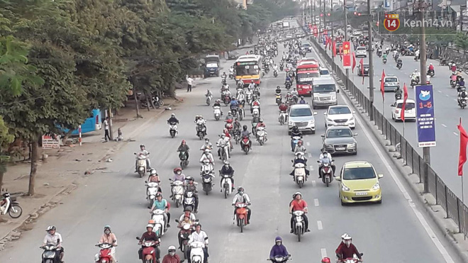 Ch&ugrave;m ảnh: Người d&acirc;n lỉnh kỉnh đồ đạc, đưa theo con nhỏ trở lại th&agrave;nh phố sau kỳ nghỉ lễ dưới c&aacute;i n&oacute;ng oi bức - Ảnh 20.