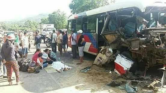Xe kh&aacute;ch va chạm kinh ho&agrave;ng với xe tải ng&agrave;y nghỉ lễ 1/5, 2 trẻ nhỏ thiệt mạng, 2 người nguy kịch - Ảnh 1.