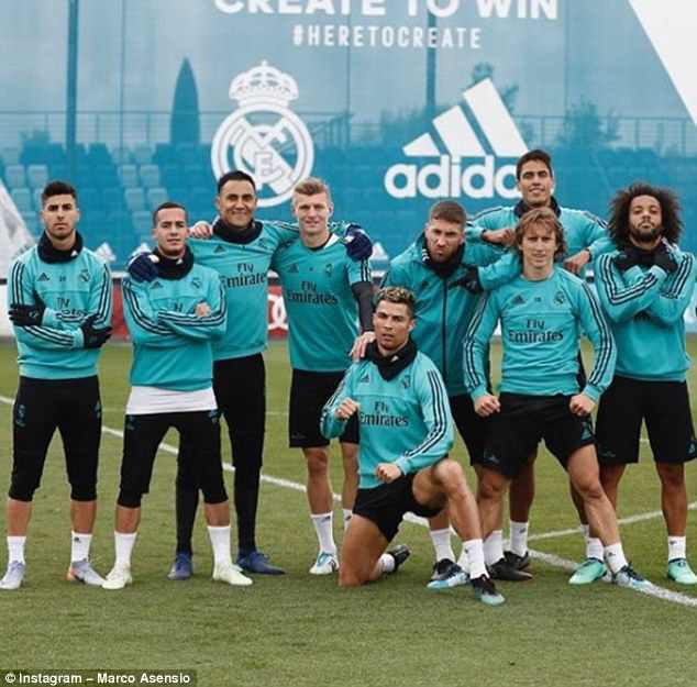 Ronaldo và đồng đội pose ảnh như biệt đội Avengers, sẵn sàng tái chiến Bayern - Ảnh 1.