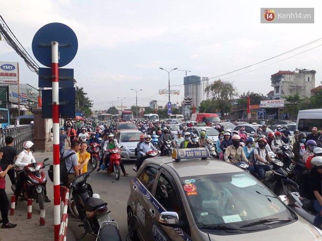 Ch&ugrave;m ảnh: Người d&acirc;n lỉnh kỉnh đồ đạc, đưa theo con nhỏ trở lại th&agrave;nh phố sau kỳ nghỉ lễ dưới c&aacute;i n&oacute;ng oi bức - Ảnh 19.