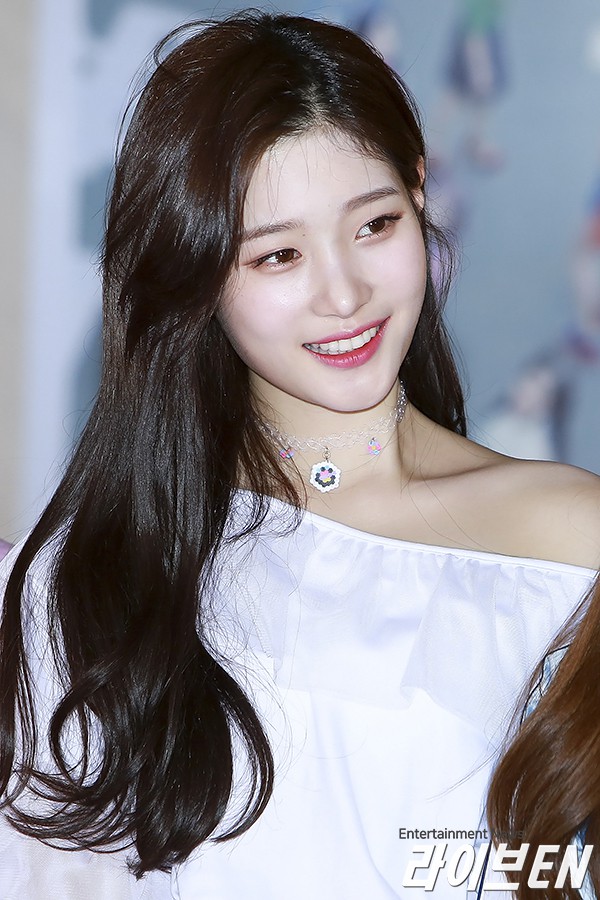 Thiếu gì thì thiếu, tủ đồ của Chaeyeon lúc nào cũng phải có món đồ này - Ảnh 1.