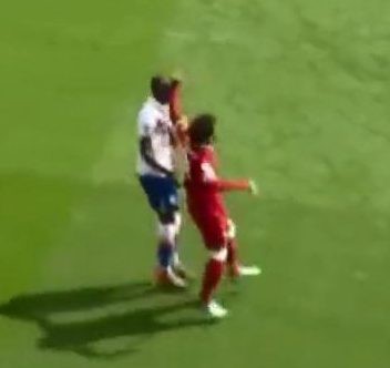 Salah tho&aacute;t &aacute;n phạt d&ugrave; đấm v&agrave;o mặt đối thủ, c&ograve;n cơ hội ph&aacute; kỷ lục Ngoại hạng Anh - Ảnh 1.