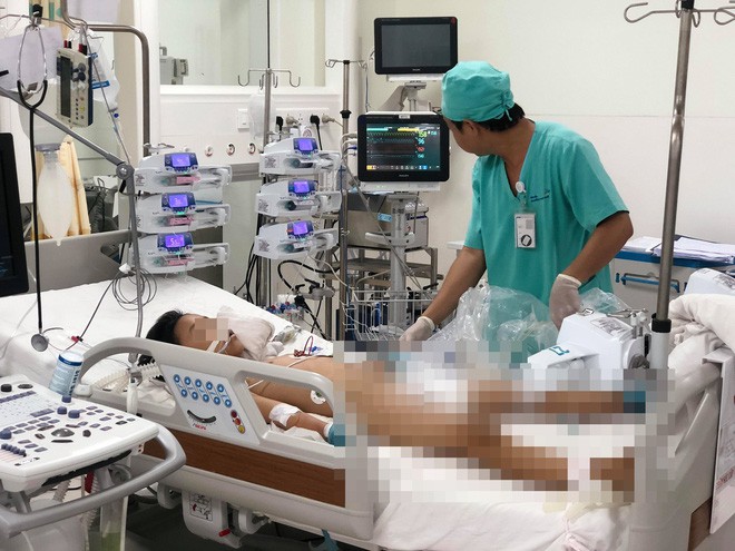 2 giờ chạy đua với tử thần, đặt ECMO cứu bé trai 9 tuổi bị viêm cơ tim bạo phát cực nặng trong gang tấc - Ảnh 1.