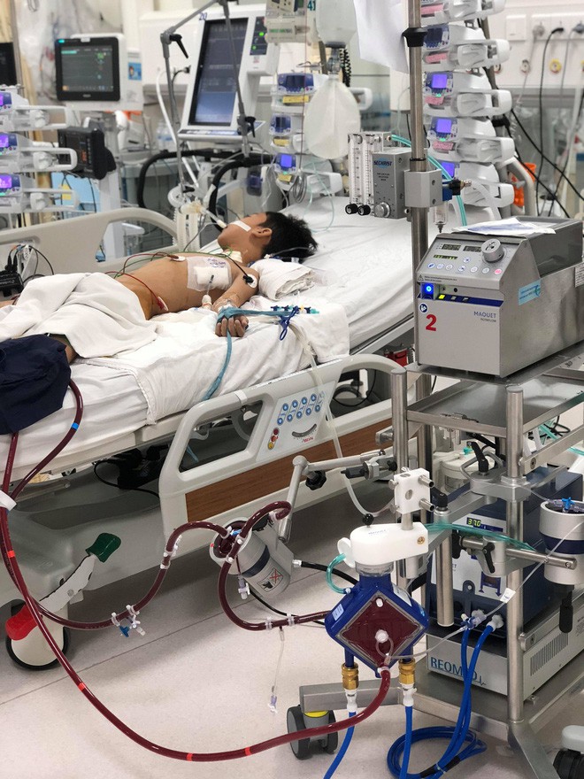 2 giờ chạy đua với tử thần, đặt ECMO cứu bé trai 9 tuổi bị viêm cơ tim bạo phát cực nặng trong gang tấc - Ảnh 2.