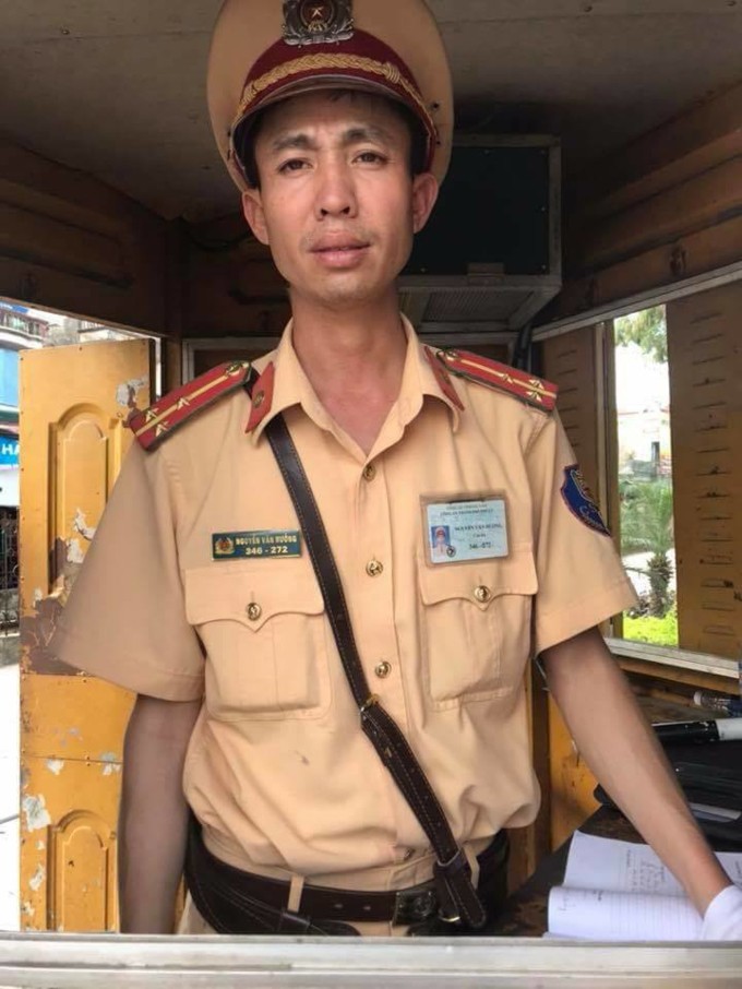 Bị bắt lỗi không gương và hành động lạ của anh CSGT khiến nam thanh niên mất tiền nhưng vẫn vui vẻ - Ảnh 3. Bị bắt lỗi không gương và hành động lạ của anh CSGT khiến nam thanh niên mất tiền nhưng vẫn vui vẻ - Ảnh 3.