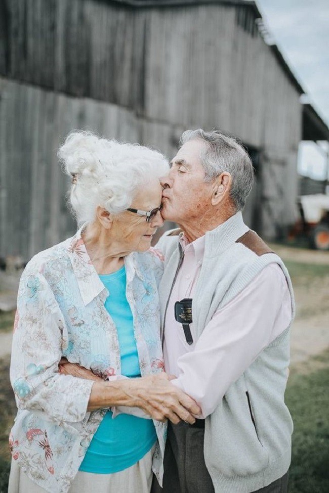 Gần 70 năm chưa từng rời bỏ nhau nửa bước, cặp vợ chồng này đã chứng minh cho cả thế giới thấy tình yêu lãng mạn không phân biệt tuổi tác  - Ảnh 11.