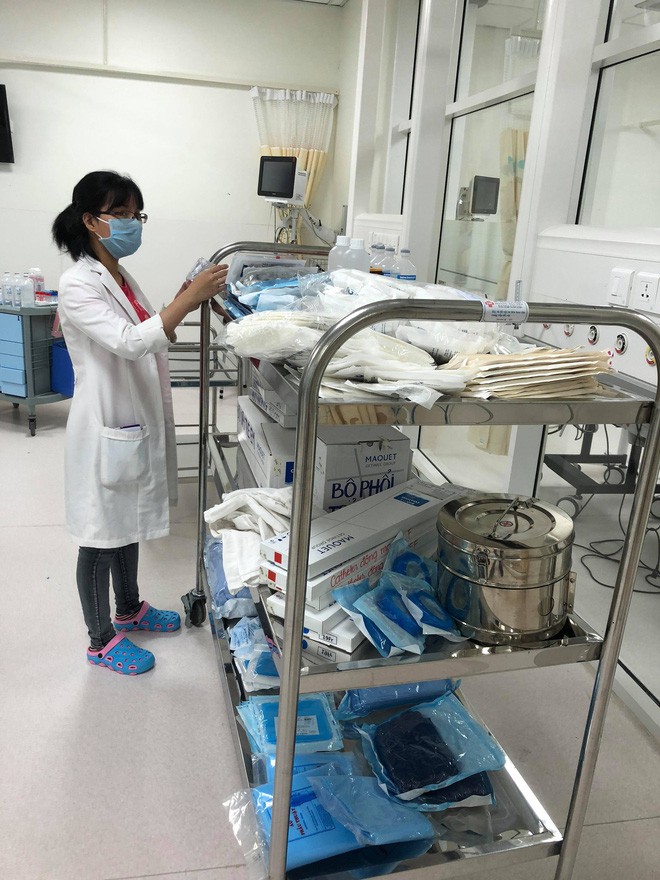 2 giờ chạy đua với tử thần, đặt ECMO cứu bé trai 9 tuổi bị viêm cơ tim bạo phát cực nặng trong gang tấc - Ảnh 3.