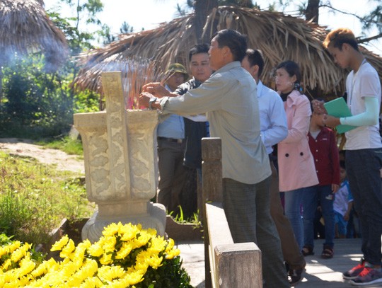 Hàng vạn người dân viếng mộ Đại tướng Võ Nguyên Giáp dịp lễ - Ảnh 4.