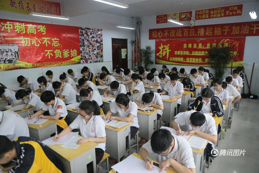 Hình ảnh học sinh vật vã ôn thi tại Trung Quốc: Cuộc chiến vào đại học chưa bao giờ khốc liệt đến thế - Ảnh 5.