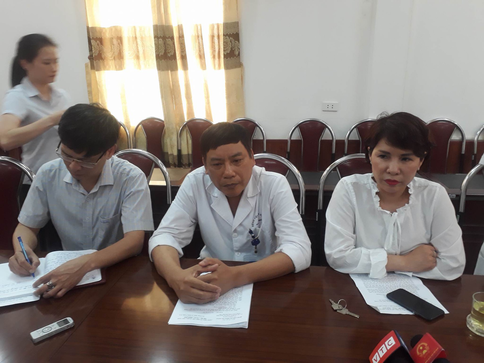 Tạm đình chỉ công tác ekip mổ khiến bệnh nhân tử vong sau khi phẫu thuật gãy tay tại Bệnh viện Đa khoa Hà Đông - Ảnh 2. Tạm đình chỉ công tác ekip mổ khiến bệnh nhân tử vong sau khi phẫu thuật gãy tay tại Bệnh viện Đa khoa Hà Đông - Ảnh 2.