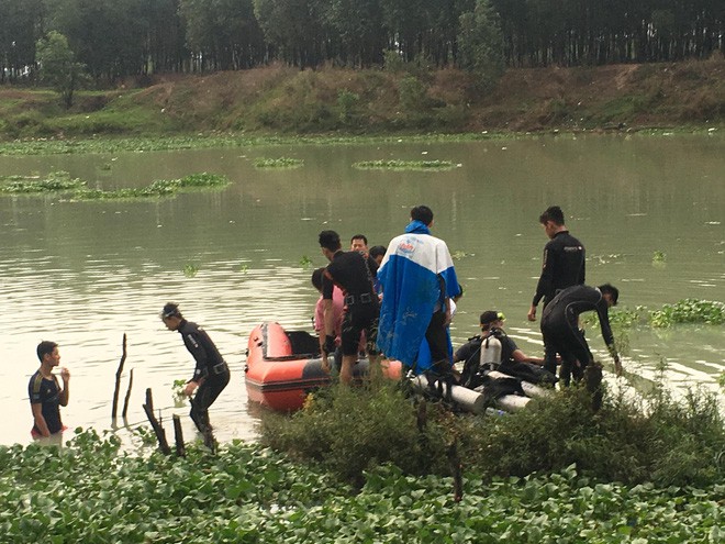 Hơn 10 người nhái dầm mưa tìm kiếm người đàn ông tắm đập mất tích - Ảnh 2.