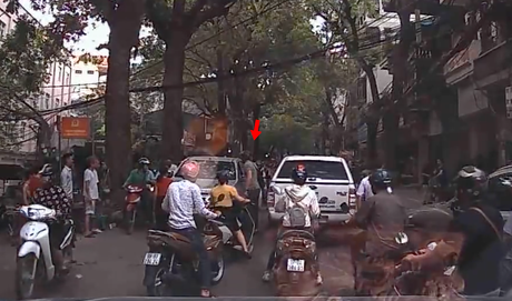 Hà Nội: Thanh niên Tây đấm vỡ kính ô tô đi ngược chiều sau một hồi cãi vã với tài xế - Ảnh 2.