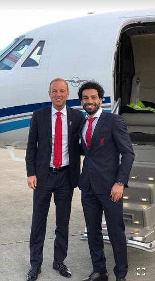 Mohamed Salah ngồi máy bay riêng đến London nhận hat-trick danh hiệu - Ảnh 2.
