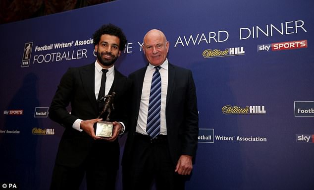 Mohamed Salah ngồi máy bay riêng đến London nhận hat-trick danh hiệu - Ảnh 1.