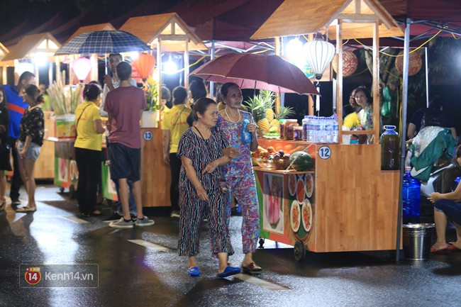 Đại sứ Phạm Sanh Châu ghé thăm phố đi bộ Trịnh Công Sơn trong buổi tối khai mạc - Ảnh 2.