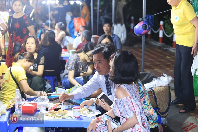 Đại sứ Phạm Sanh Châu ghé thăm phố đi bộ Trịnh Công Sơn trong buổi tối khai mạc - Ảnh 4.