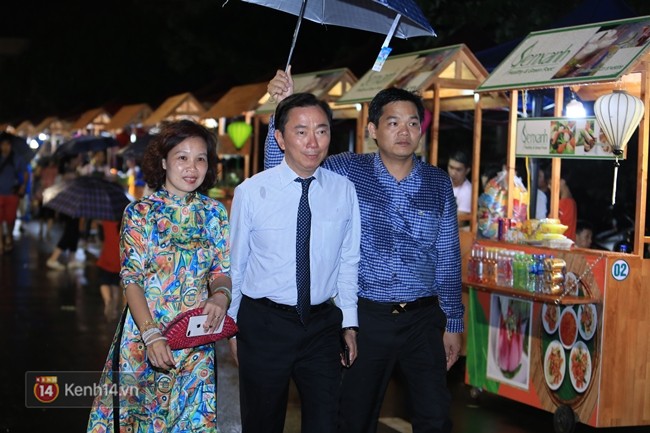 Đại sứ Phạm Sanh Châu ghé thăm phố đi bộ Trịnh Công Sơn trong buổi tối khai mạc - Ảnh 3.