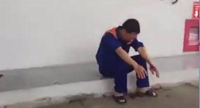 Nghi cây xăng đổ thiếu, thanh niên hành hung người bán - Ảnh 3.