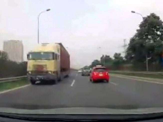 Kinh hãi: Xe container chạy ngược chiều trên đại lộ Thăng Long - Ảnh 1.