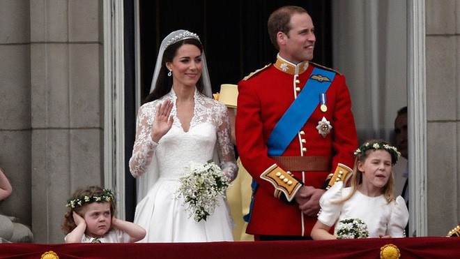 Cô bé cáu kỉnh trong đám cưới của công nương Kate và hoàng tử William cách đây 7 năm giờ ra sao? - Ảnh 2.