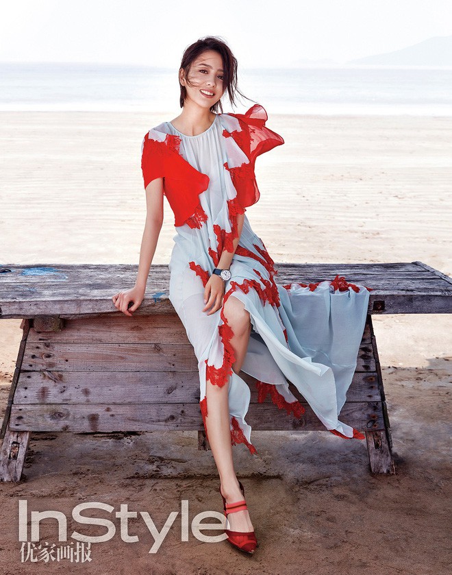 Diện chung 1 chiếc v&aacute;y, &ldquo;mỹ nh&acirc;n T&acirc;n Cương&rdquo; Đồng Lệ &Aacute; đẹp chẳng k&eacute;m Miranda Kerr - Ảnh 1.