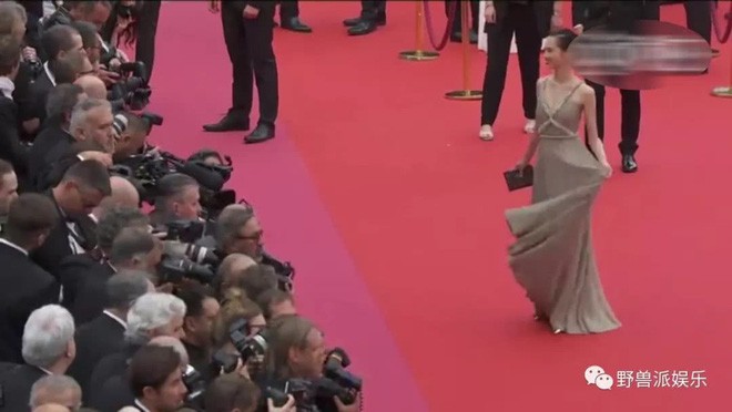 Toàn cảnh 9 phút đồng hồ bám rịt thảm đỏ Cannes của tình cũ G-Dragon Kiko Mizuhara gây tranh cãi - Ảnh 8.