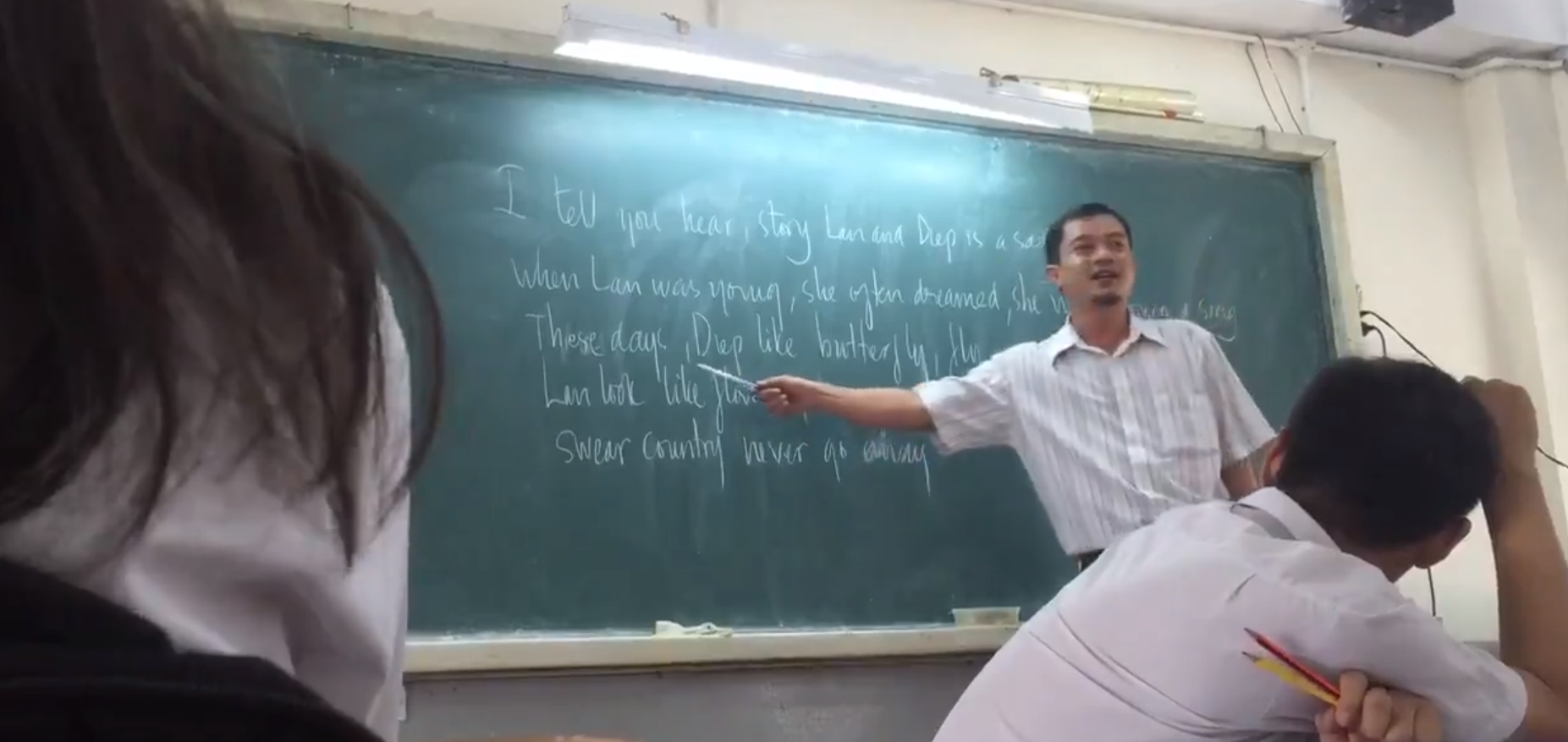 Thầy giáo dạy tiếng Anh theo phong cách Tài Smile cực bá đạo khiến dân mạng thích thú - Ảnh 2.