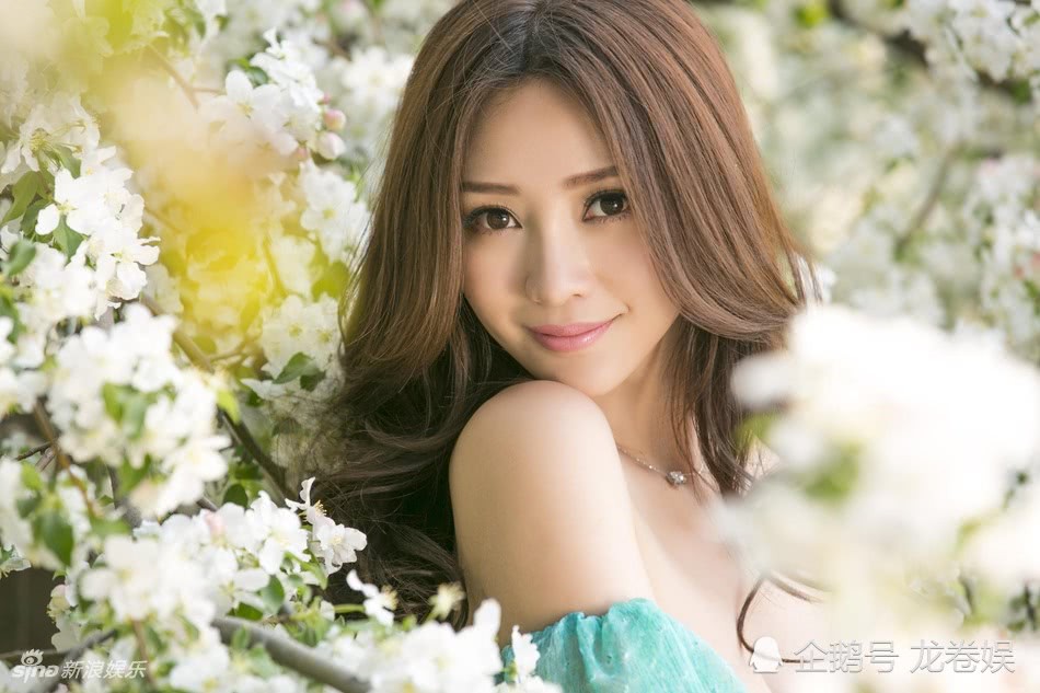 Đẹp đâu chưa biết, mỹ nhân dao kéo Cbiz đã chiếm spotlight với vòng một ngồn ngộn như muốn trào ra ngoài - Ảnh 1. Đẹp đâu chưa biết, mỹ nhân dao kéo Cbiz đã chiếm spotlight với vòng một ngồn ngộn như muốn trào ra ngoài - Ảnh 1.