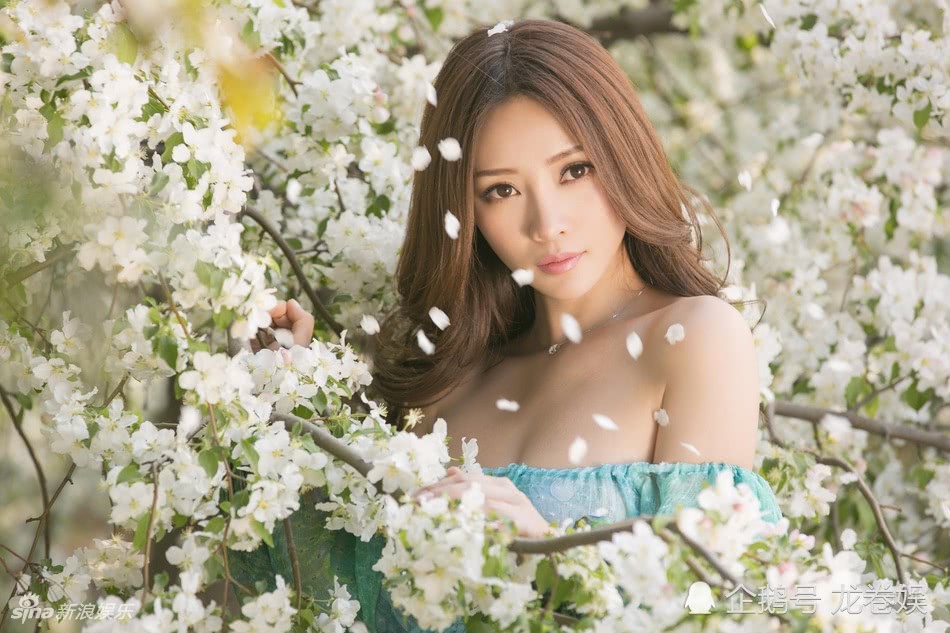 Đẹp đâu chưa biết, mỹ nhân dao kéo Cbiz đã chiếm spotlight với vòng một ngồn ngộn như muốn trào ra ngoài - Ảnh 2. Đẹp đâu chưa biết, mỹ nhân dao kéo Cbiz đã chiếm spotlight với vòng một ngồn ngộn như muốn trào ra ngoài - Ảnh 2.