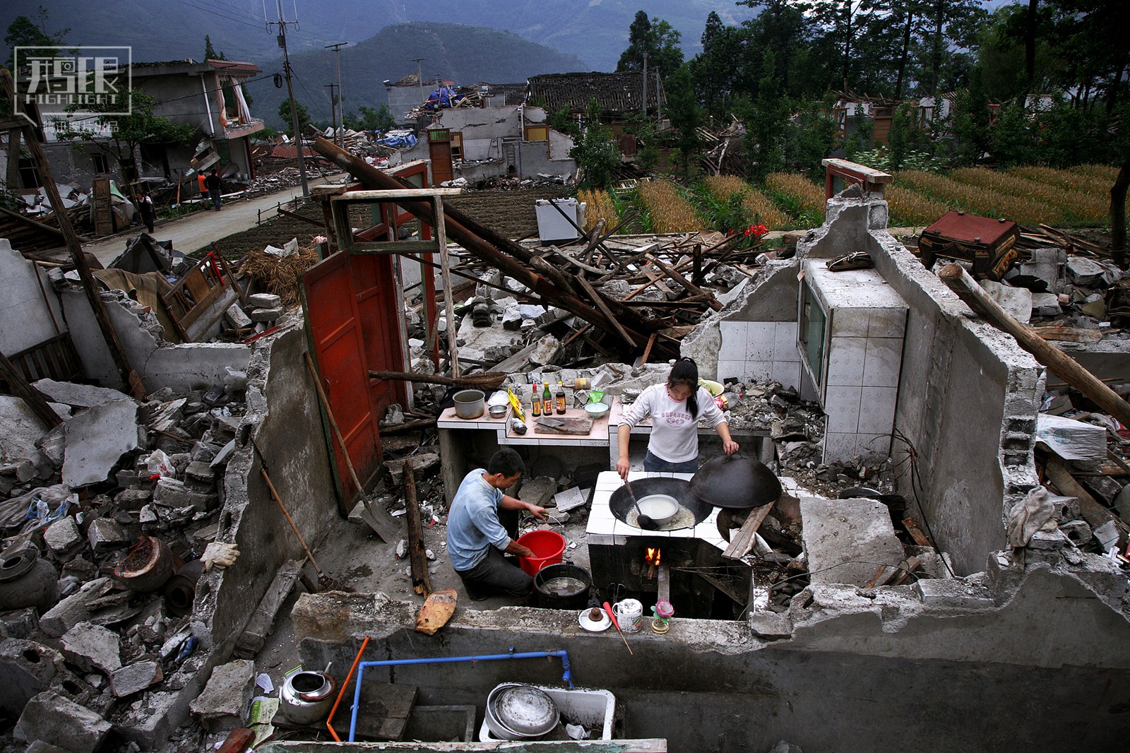 Những hình ảnh tang thương, không thể nào quên đối với người dân Tứ Xuyên trong cơn đại địa chấn 10 năm trước - Ảnh 8.