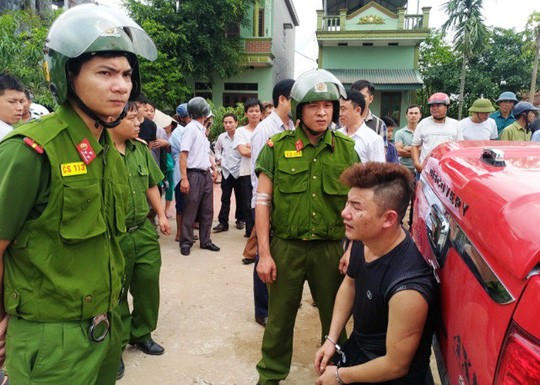 Mang súng, kiếm phi ô tô đến khi hay tin vợ hờ vào khách sạn với người khác - Ảnh 1.