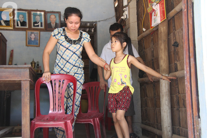 Bé gái 6 tuổi bị bố bỏ rơi vì không phải con trai đã được đi học, có tiền chăm mẹ tật nguyền nhờ sự giúp đỡ của cộng đồng - Ảnh 4.