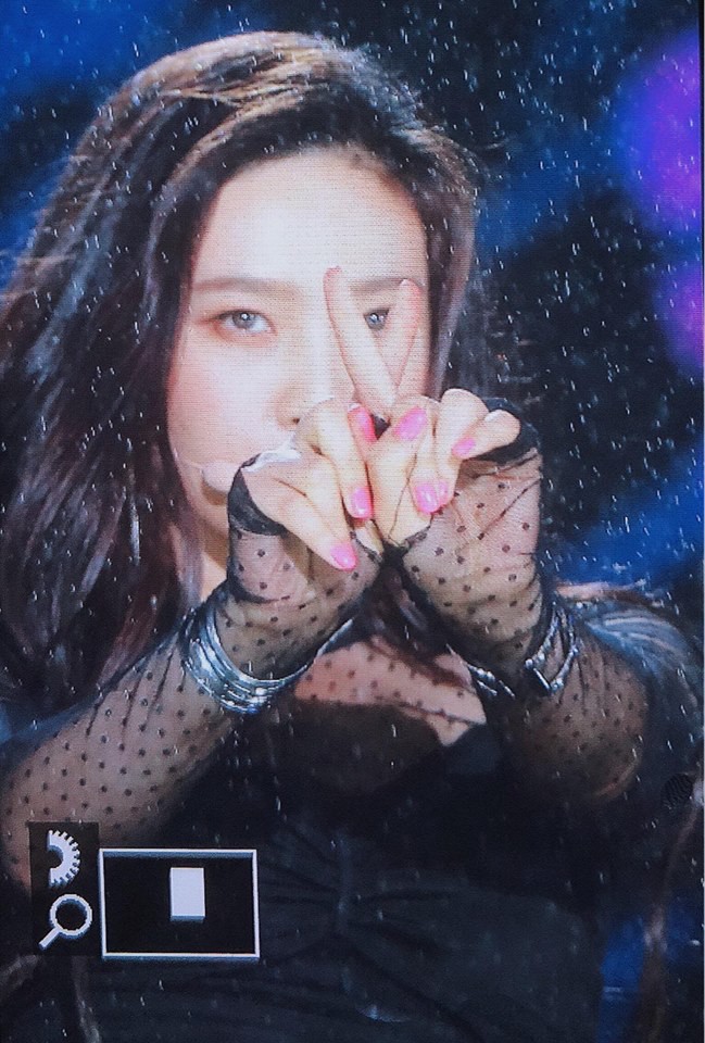 Sau 1 tháng bỏ bê Red Velvet, Joy hóa em gái mưa hớp hồn fan trên sân khấu Dream Concert - Ảnh 5.