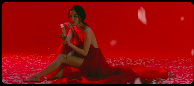 Không chỉ huyền ảo, ma mị trong từng cảnh quay, trang phục trong MV mới của Bích Phương cũng khiến người xem nổi da gà vì quá đẹp - Ảnh 9.