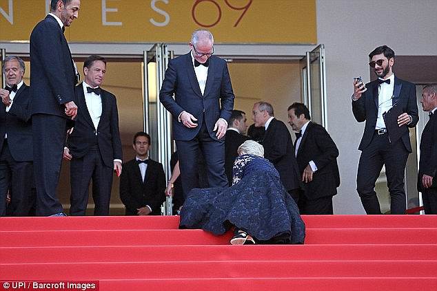 Đang tạo dáng sang chảnh, siêu sao Hollywood bỗng ngã sấp mặt tại LHP Cannes - Ảnh 6.