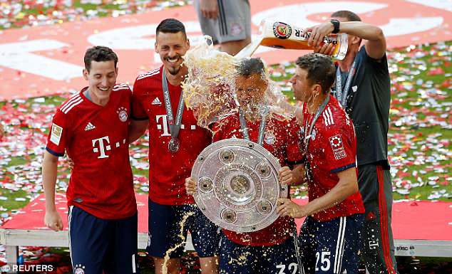 Cầu thủ Bayern Munich tắm bia mừng Đĩa bạc thứ 28 trong lịch sử - Ảnh 10.