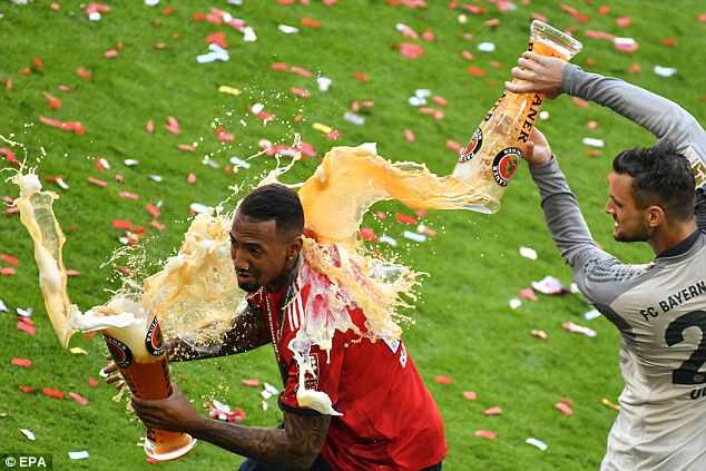 Cầu thủ Bayern Munich tắm bia mừng Đĩa bạc thứ 28 trong lịch sử - Ảnh 6.