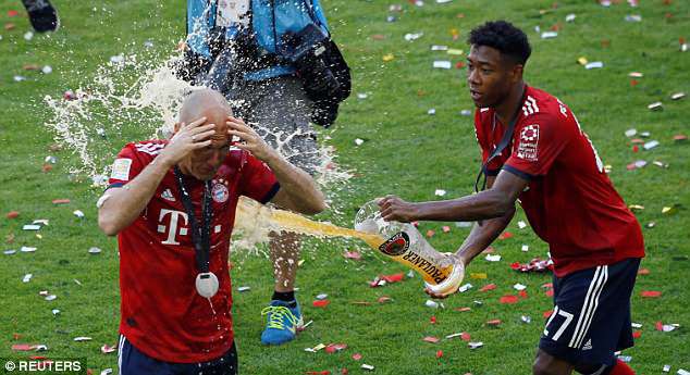 Cầu thủ Bayern Munich tắm bia mừng Đĩa bạc thứ 28 trong lịch sử - Ảnh 9.