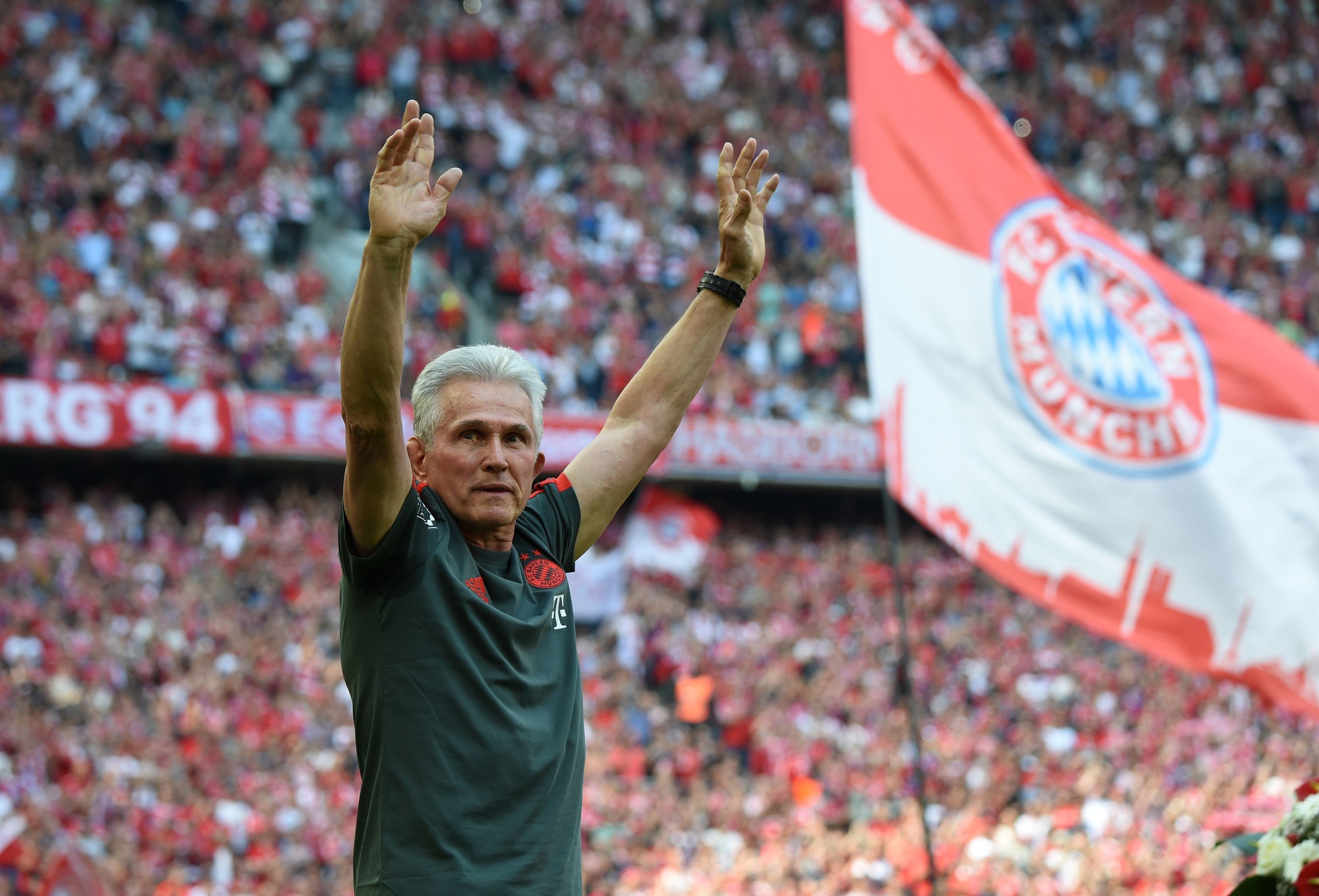 Cầu thủ Bayern Munich tắm bia mừng Đĩa bạc thứ 28 trong lịch sử - Ảnh 3.