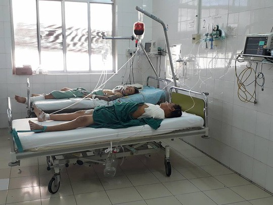 Vụ tai nạn thảm khốc tr&ecirc;n đ&egrave;o Kh&aacute;nh L&ecirc;: T&agrave;i xế đ&aacute;nh l&aacute;i tr&aacute;nh xe rơi xuống vực - Ảnh 1.