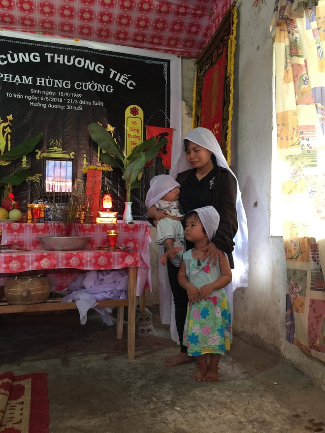 Người mẹ tay bồng tay dắt hai con thơ b&ecirc;n b&agrave;n thờ chồng qua đời v&igrave; tai nạn khiến ai thấy cũng x&oacute;t xa - Ảnh 1.