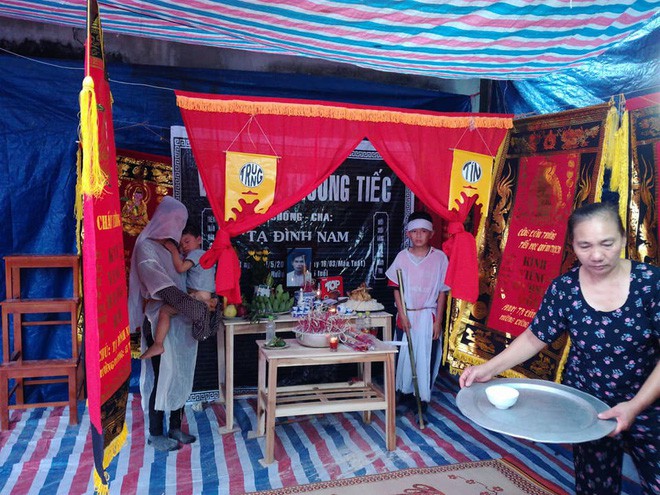 Người mẹ tay bồng tay dắt hai con thơ b&ecirc;n b&agrave;n thờ chồng qua đời v&igrave; tai nạn khiến ai thấy cũng x&oacute;t xa - Ảnh 2.